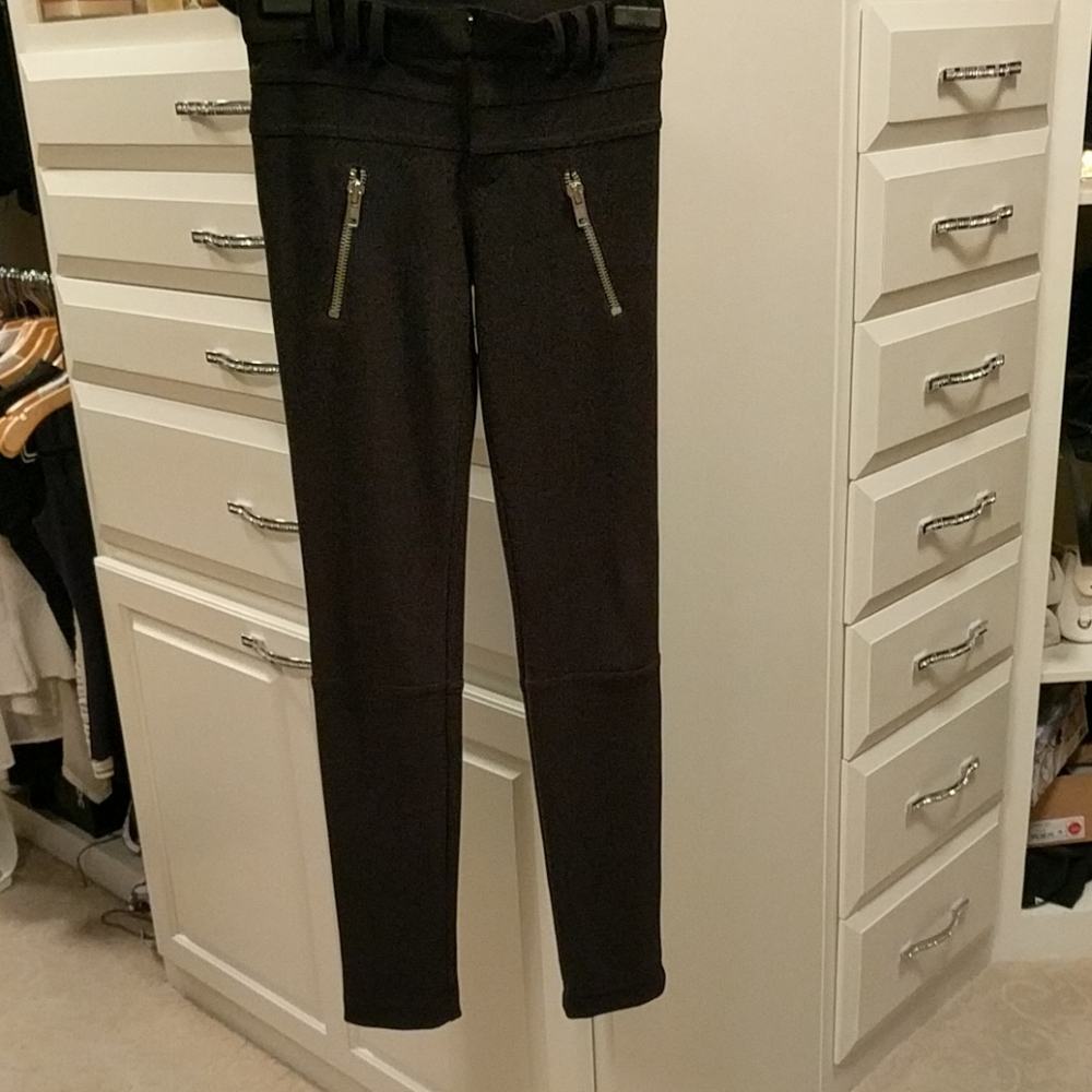 Detailed zipper riding pant